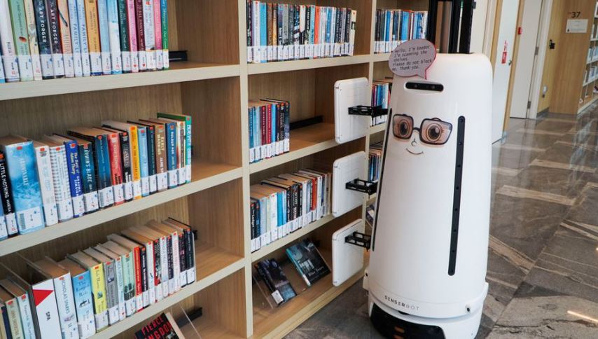 تصویر یک ربات در کتابخانه